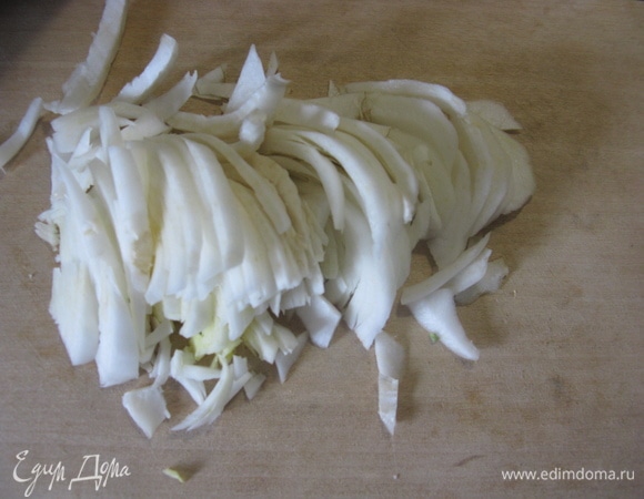 Тонко слайсами нарезаем пекинскую капусту.