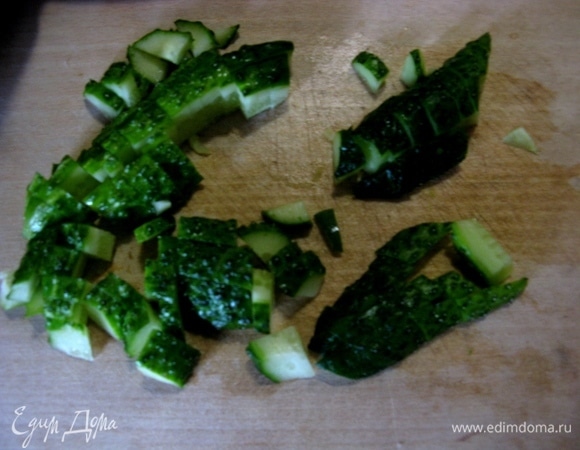 Огурцы свежие нарезаем мелко и кубиками.