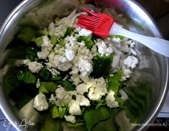 Смешиваем все ингредиенты в большой металлической миске, деревянными ложками.