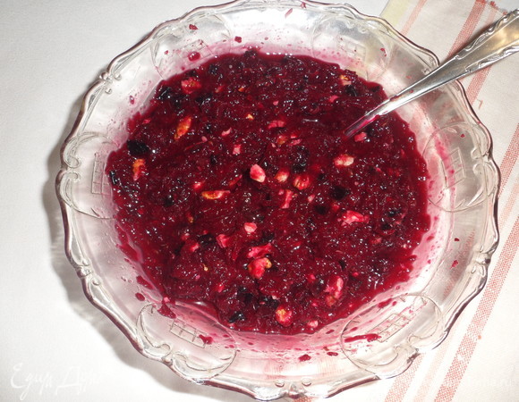 Подготовить желатин по инструкции на упаковке. У меня быстрорастворимый желатин, который не требует предварительного замачивания. Достаточно просто залить его теплой водой и прогреть на медленном огне до полного растворения желатина. Влить желатин в миску и тщательно перемешать.