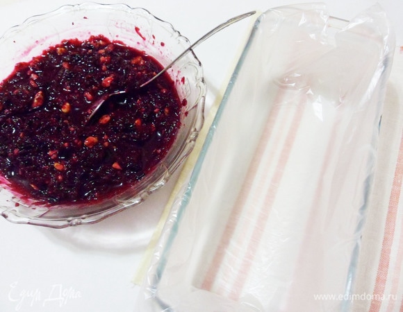 Обернуть форму (у меня прямоугольная форма 24x10 см) пищевой пленкой.