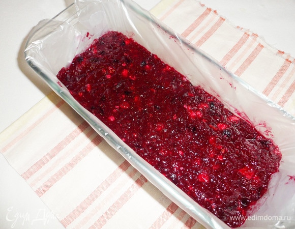 Выложить массу в форму, равномерно распределить и уплотнить лопаточкой. Отправить в холодильник на несколько часов до полного застывания.