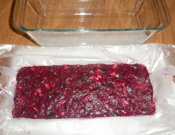 Затем, держа за края пленки, достать застывший мармелад из формы.