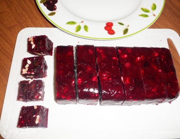 Нарезать мармелад кусочками.