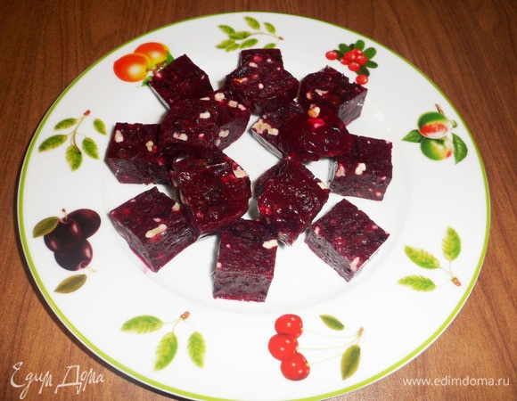 Выложить кубики мармелада на тарелку.