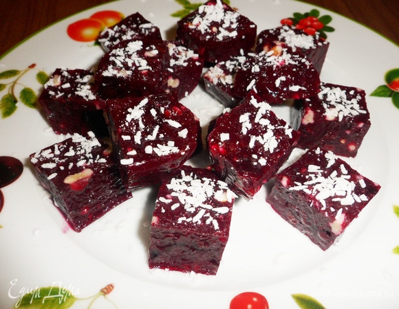 Свекольный мармелад с черносливом и грецкими орехами готов.