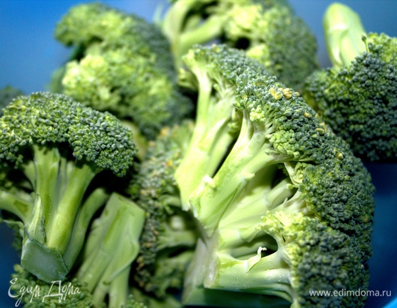 Брокколи отделить от толстого основания.