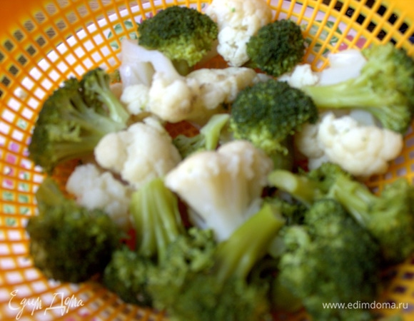 Отварить цветную капусту 5 минут, брокколи чуть дольше. Откинуть на сито.