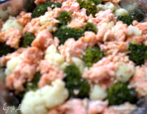 Распотрошить или нарезать рыбу на кусочки, поместить между соцветиями капусты.