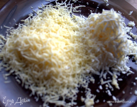 Натереть фету и обычный сыр или какой вам нравится.