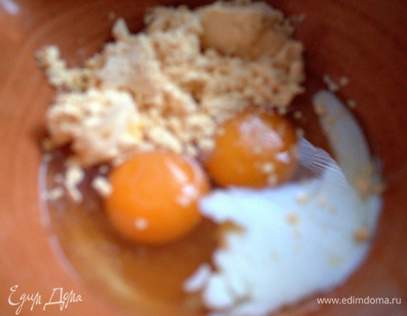 Яйца взбить с молоком. Одно яйцо я заменила яичным порошком, но это не обязательно.