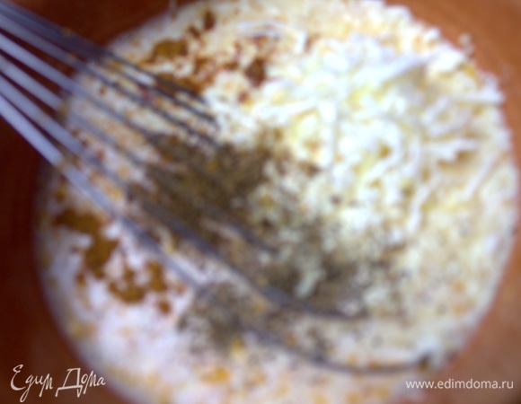 Добавить приправы, всыпать сыр и снова взбить.