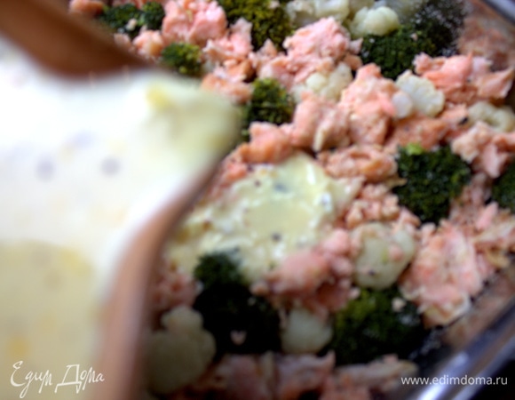 Залить смесью форму.