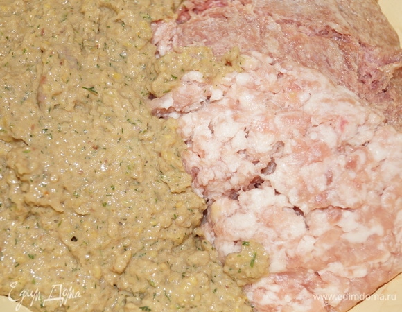 Фарш куриный и свиной выложите в миску. Печень, лук, картофель, укроп измельчите в блендере или мясорубке и выложите в миску к фаршу из курицы и свинины.