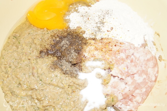 Добавьте яйцо, муку, соль, перец, специи из молотых перцев. Все перемешайте до однородной массы.