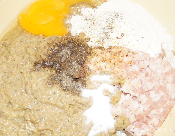 Добавьте яйцо, муку, соль, перец, специи из молотых перцев. Все перемешайте до однородной массы.