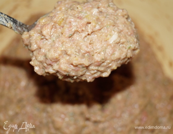 Массу наполните кислородом, отбивая. Я это делала столовой ложкой. Фарш получается средней густоты.