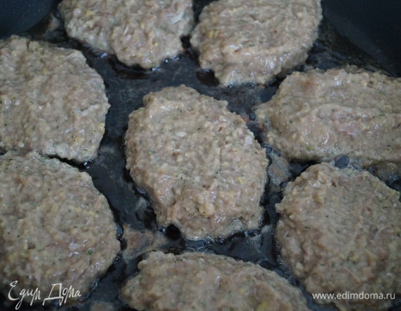 На разогретую с маслом сковороду фарш выложите столовой ложкой в форме котлет или биточков.