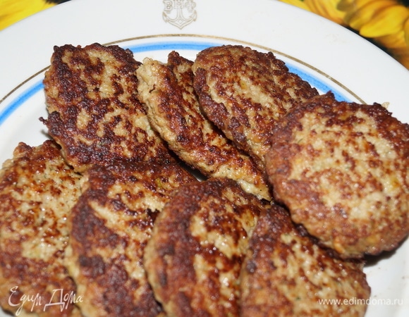 Первые готовые котлеты выложите на тарелку. Всего у меня получилось 17 котлет.