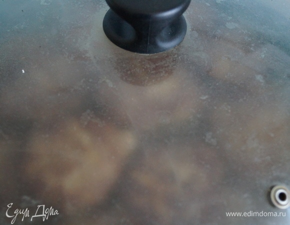 Когда вы обжарили последние котлеты с одной стороны, перевернули на не обжаренную сторону, сверху разложите готовые котлеты, влейте 70 грамм воды, накройте крышкой, тушите 15–20 минут до выпаривания всей жидкости на среднем огне.