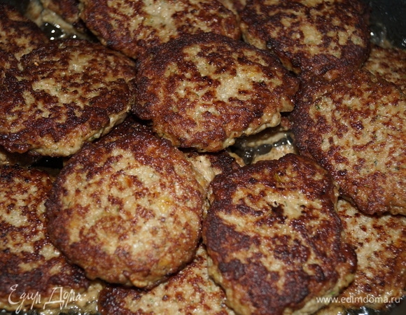 К таким котлетам гарнир подойдет любой. Просто с хлебом и свежими овощами очень вкусно!