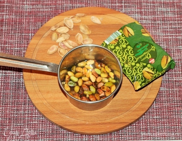 Обжарьте фисташки на сухой сковороде. Пересыпьте орехи в маленький сотейник, влейте столько воды, чтобы ее уровень был на 1 см выше уровня фисташек. Поставьте сотейник на огонь и варите до мягкости орехов, ~ 20–30 минут.