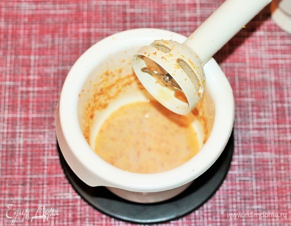 Когда фисташки будут готовы, откиньте их на дуршлаг и переложите в чашу блендера. Добавьте 100 мл воды (или бульона) и измельчите до получения однородного крема.