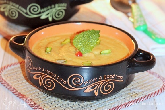 Разлейте суп по тарелкам, украсьте зеленью и фисташками. Сбрызните оливковым маслом и подавайте к столу. Приятного аппетита!