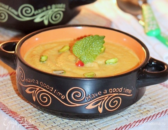 Разлейте суп по тарелкам, украсьте зеленью и фисташками. Сбрызните оливковым маслом и подавайте к столу. Приятного аппетита!