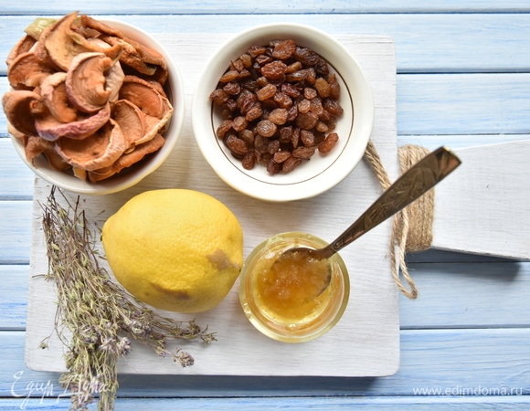 Для взвара можно взять любые сухофрукты: яблоки, груши, инжир, чернослив, курагу, изюм. Количество их факультативно. Соответственно, из большего количества напиток получится более концентрированным. Травы используйте по желанию. Можно добавить несколько кружочков имбиря.