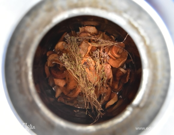 Сухофрукты промыть и откинуть на дуршлаг. Выложить их в термос, добавить чабрец.