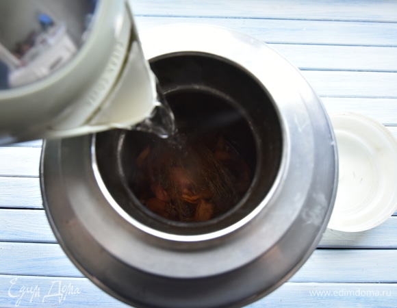 Залить содержимое термоса кипящей водой. Накрыть термос крышкой и оставить напиток настаиваться не менее чем на 3 часа. Подсластить взвар медом можно сразу, можно добавить мед и лимонный сок чуть позже, когда вода немного остынет. Взвар готов, можно разливать напиток по бокалам.