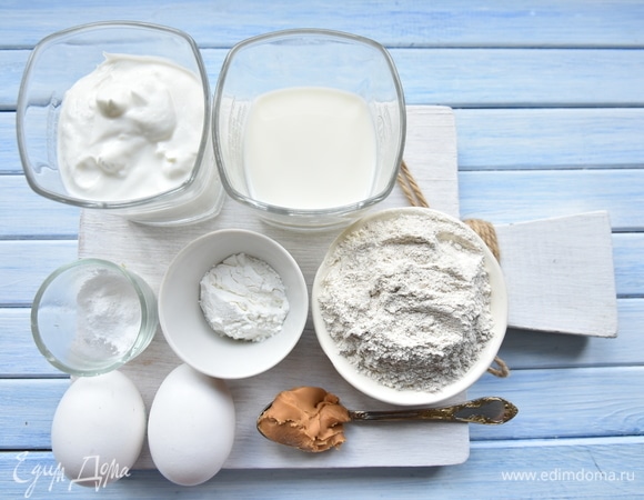 Подготовить необходимые продукты. Творог лучше взять пастообразный. Цельнозерновую муку, по желанию, можно смешать поровну с пшеничной. Использование арахисовой пасты не обязательно.