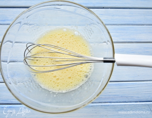 Яйца вбить в миску и слегка взбить венчиком.