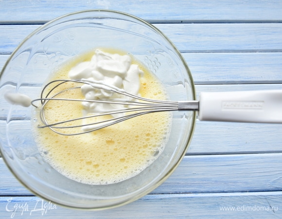 К взбитым яйцам добавить пастообразный творог, перемешать.