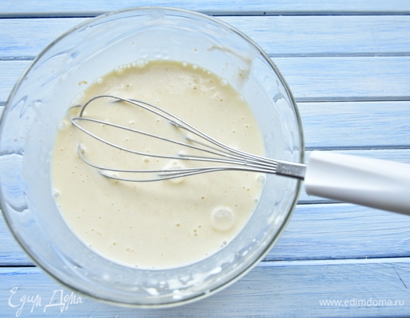 Влить молоко, добавить арахисовую пасту и размешать все до однородного состояния.