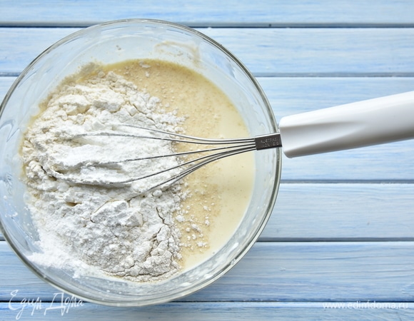 К жидкой составляющей всыпать сухие ингредиенты: цельнозерновую муку, разрыхлитель и картофельный крахмал.