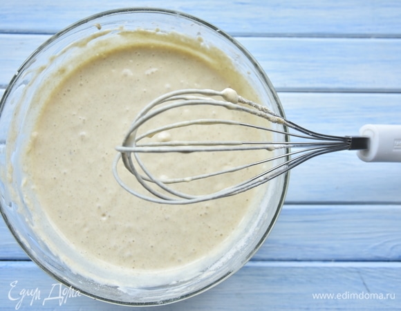 Замесить тесто, по консистенции схожее с оладьевым.