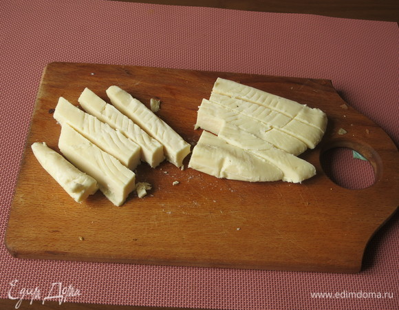 Нарезаем халуми.