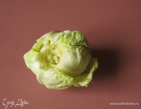 Маленький кочан капусты готовим: вынимаем кочерыжку.