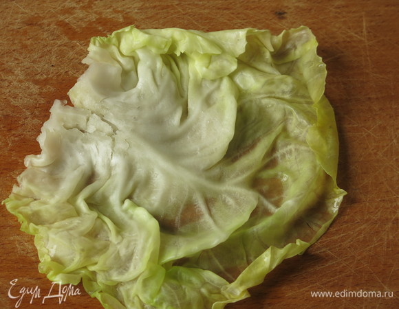 Раскрываем кочан, отбиваем молоточком жилку листа.