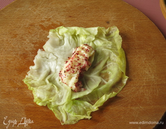 Кладем халуми, заворачиваем.