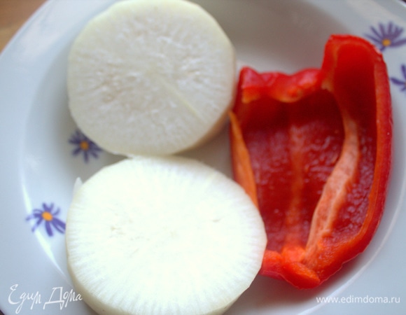 Дайкон и перец очистить.