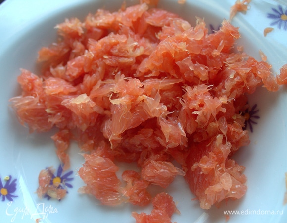 Грейпфрут: отделить мякоть от пленок, косточек.