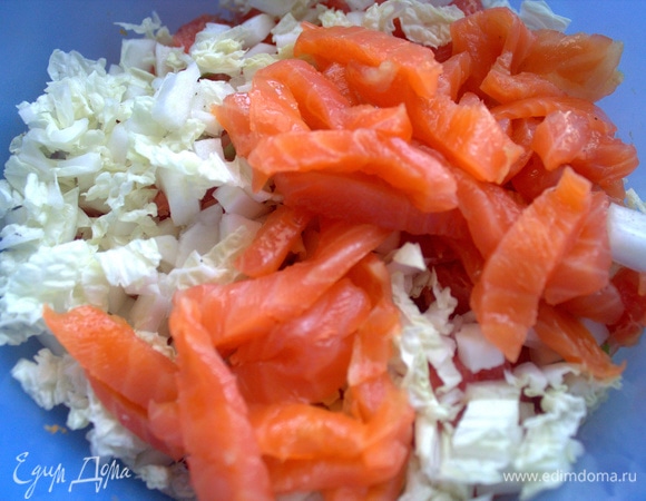 Пекинскую капусту (горсть) тоже. Высыпать капусту и рыбу.