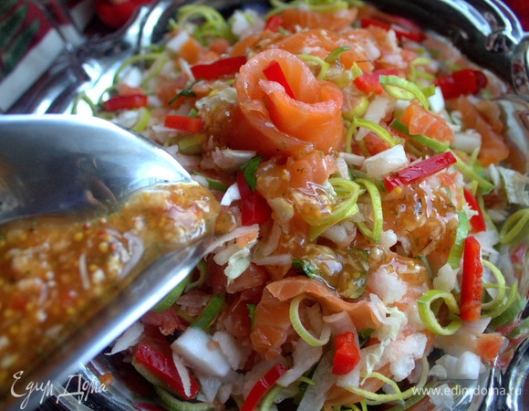 Полить сверху на салат.