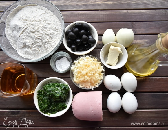 Подготовить все необходимые продукты. Зелень можно взять замороженную. Сыр может быть любой на ваше усмотрение. Масло я использовала подсолнечное ароматное, но можно взять оливковое или любое другое.