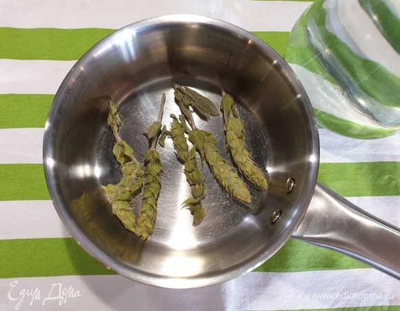 В кастрюльку кладем 5–6 веточек мурсальского чая.