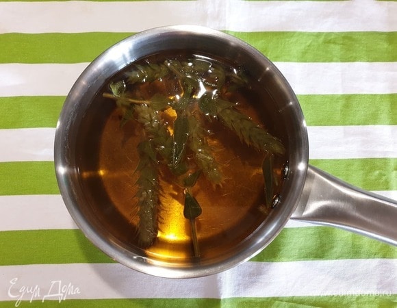 Доводим на плите до кипения, уменьшаем огонь и томим 5-6 минут. Затем снимаем кастрюлю с плиты, добавляем мед и хорошо перемешиваем чай, настаиваем еще 10 минут.