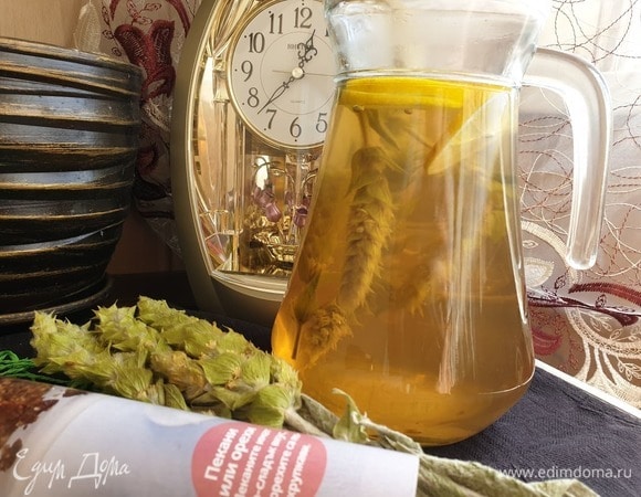 Переливаем чай в кувшин, добавляем лимон. Лучше употребить чай горячим, но и в холодном виде он вкусный и прекрасно утоляет жажду.